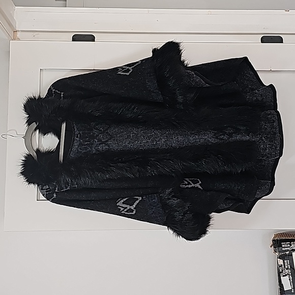 Hooded  shawl coat  cape with  faux  fur  black  trim . Elegant  and  classy - Picture 5 of 8
